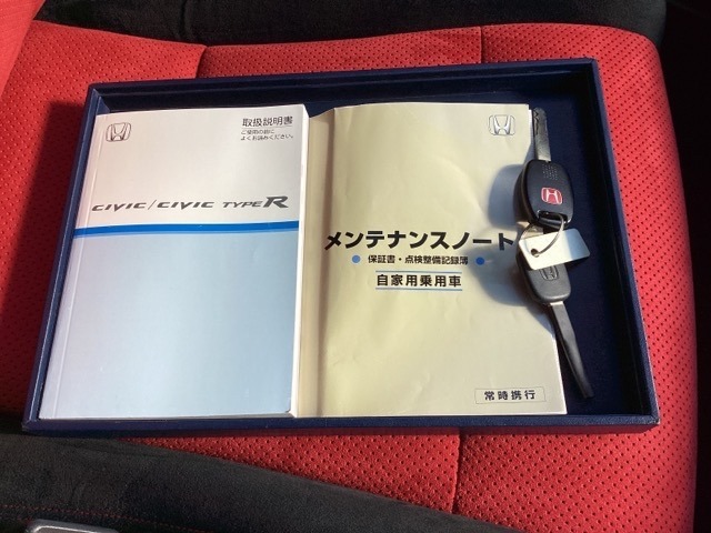 メンテナンスノート【整備記録簿】、取説も揃っています。便利なキーレスキーです。ボタンワンタッチで、ドアの施錠、解錠がらくちんです。
