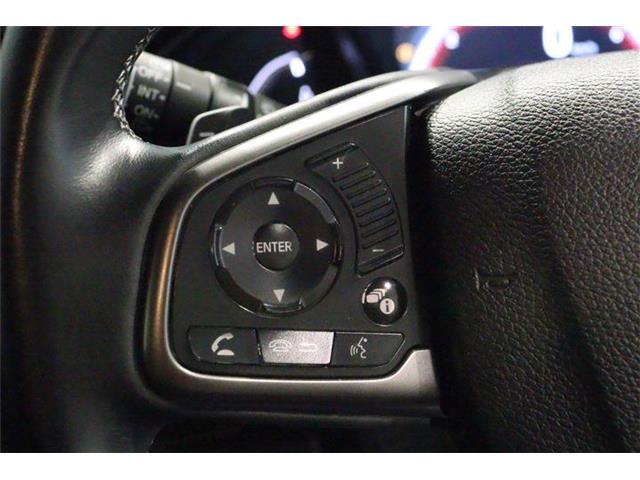 ステアリングリモコン：運転中でもオーディオ操作が手元で行えますよ～♪