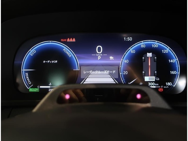 とっても見やすいメーターです。夜間時はラグジュアリーな気分にさせてくれる照明が魅力ですので、夜のドライブも楽しみになりますよ♪