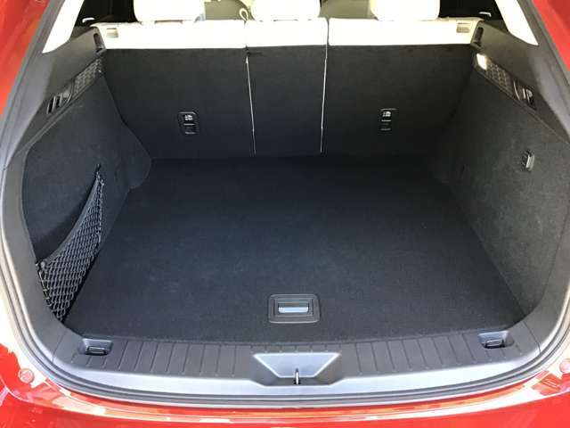 ラゲージルーム！後ろのシートは片方ずつ倒せます。乗る人や積む荷物に応じてアレンジが可能ですので多彩に使えてとても便利です。