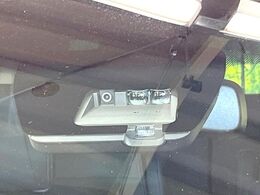 【三菱e-Assist】走行中に前方の車両等を認識し、衝突しそうな時は警報とブレーキで衝突回避と被害軽減をアシスト。より安全にドライブをお楽しみいただけます。