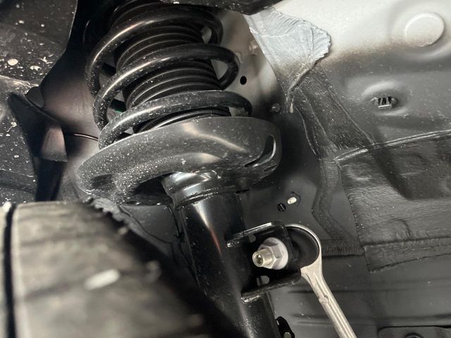 お車を安心してお乗りいただく為には、足回りの定期点検が欠かせません。サービスサポート（有償保証）では無料点検もご提供しており、安心のカーライフをお過ごしいただけるサポート体制が整っています。