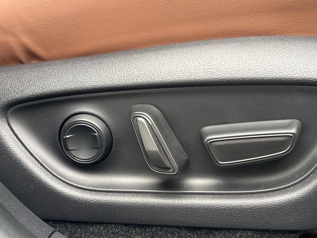 【運転席パワーシート】スイッチ一つで簡単にシートの微調整が可能！電動だから力もいりません！快適なシートポジションにセットして、快適なドライブをお楽しみください。