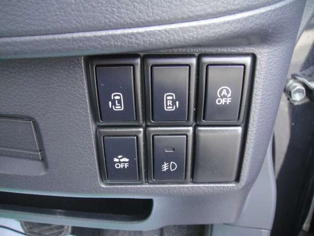 上段右から、アイドリングストップキャンセルスイッチ、右左パワースライドドアの開閉スイッチ！！下段右がフォグランプスイッチ、左が衝突軽減ブレーキのキャンセルスイッチです！！