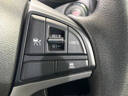 【アダプティブクルーズコントロール】高速道路での長距離走行が楽に！！自動で速度を保つクルーズコントロールが、衝突軽減システムと連携し、前方の車両を感知して車間を保つように速度調節してくれます！！