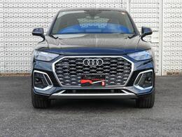 Audiの特徴シングルフレームグリルは力強さとエレガントな雰囲気を醸し出します。