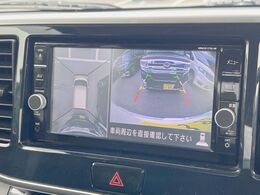 【マルチテレインモニター】車のフロントやサイドのカメラ画像を同時にモニター表示することで、悪路や狭い道を走行時でも周囲の状況確認ができ安心！本格SUVにうれしい装備です♪