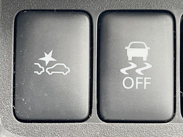 【横滑り防止装置】車両の横滑りを感知すると、自動的に車両の進行方向を保つように車両を制御します。雨の日など滑りやすい路面状況でも安全な運転が可能です。