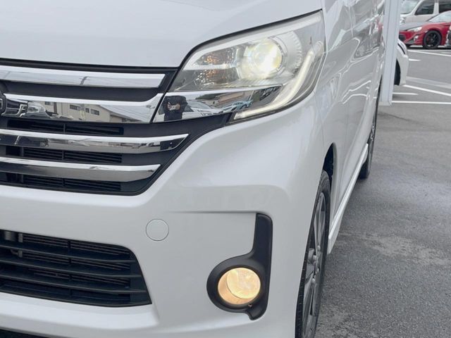 【HIDヘッドライト】非常に明るく前方を照らしてくれるので、悪天候や夜間の走行時も視界良好で安心してお乗りいただけます。