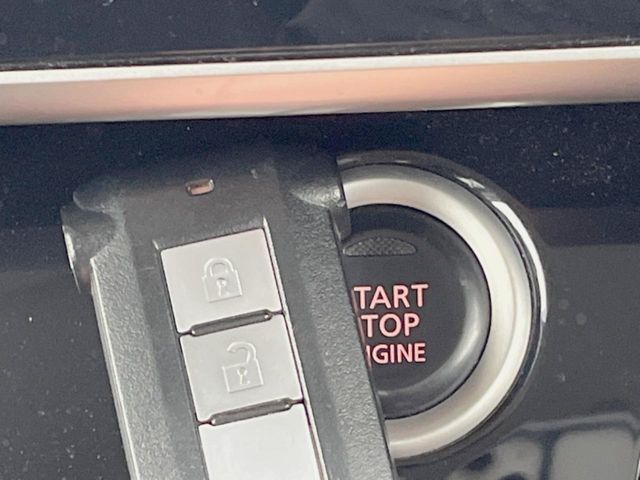 【インテリジェントキー】カバンやポケットに入れたままでもドアの施錠・解錠が可能なスマートキーを装備。エンジンのオン・オフ時もカギを取り出す必要が無いからとっても便利です♪