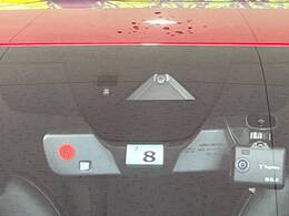 【i-ACTIVESENSE】走行中に前方の車両等を認識し、衝突しそうな時は警報とブレーキで衝突回避と被害軽減をアシスト。より安全にドライブをお楽しみいただけます。