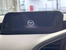 【10.25インチマツダコネクト】車内の雰囲気にマッチした大型ディスプレイ。スマホ接続でのナビ使用やBluetooth再生等、様々な機能が楽しめます。直感的なダイヤル操作が可能で、使い勝手も良好です。
