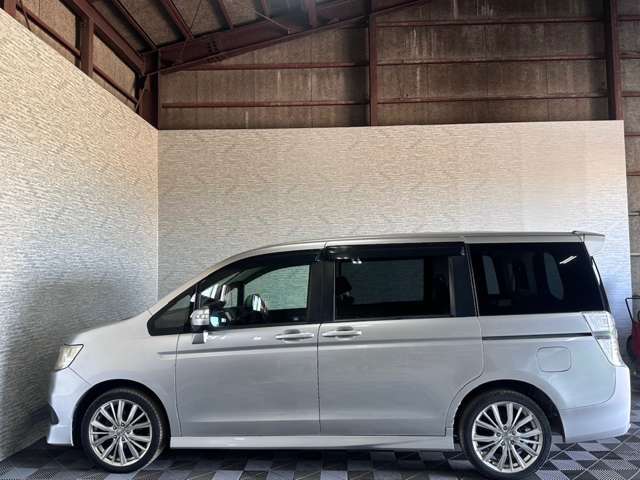 ガレージイフィニティには多数、車種様々な在庫がございます。きっとお気に入りの一台に出会えるはずです♪