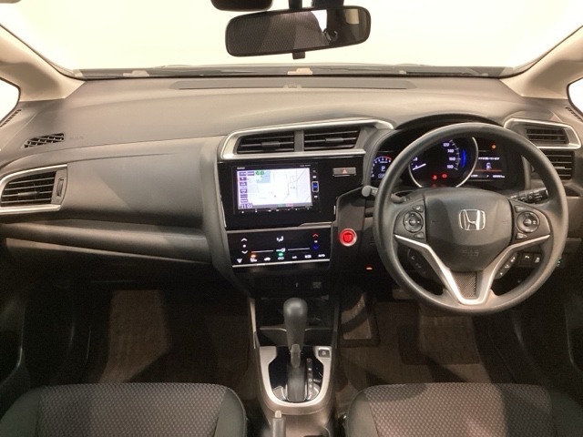 使いやすいレイアウトのダッシュボード周辺です。オートエアコンや小物入れなど嬉しい装備が満載です。