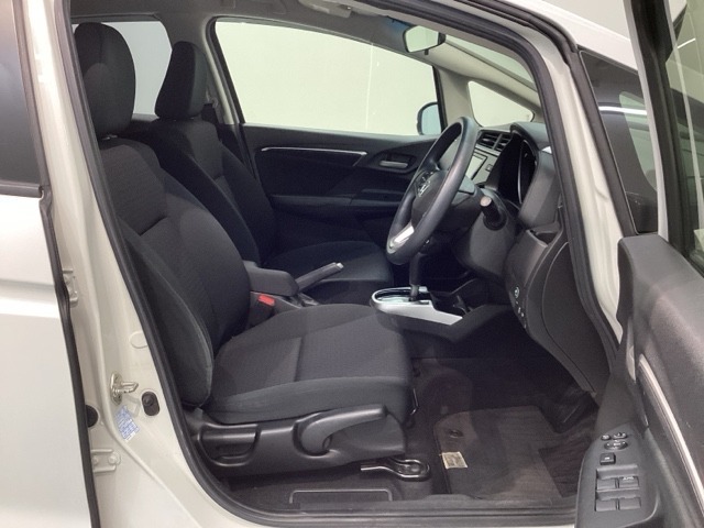 程よい硬さとホールド性が高くロングドライブも疲れにくいシートです。