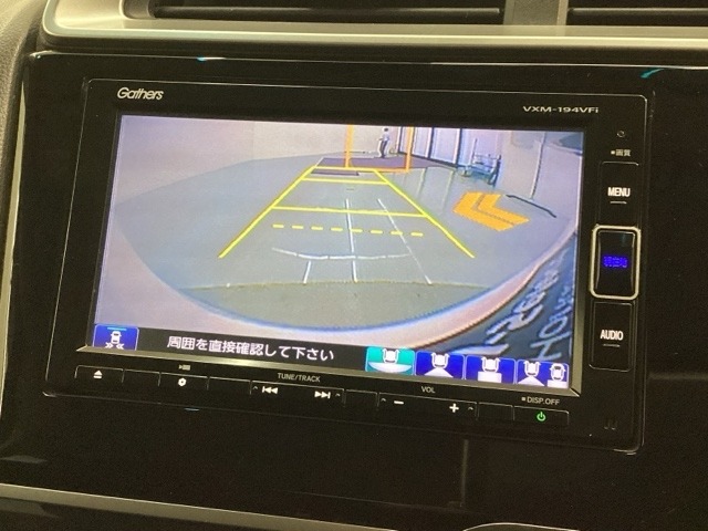 リバースギアに入れるだけで後方の表示へ切り替わります。夜間や雨の日の駐車も楽になりますよ。