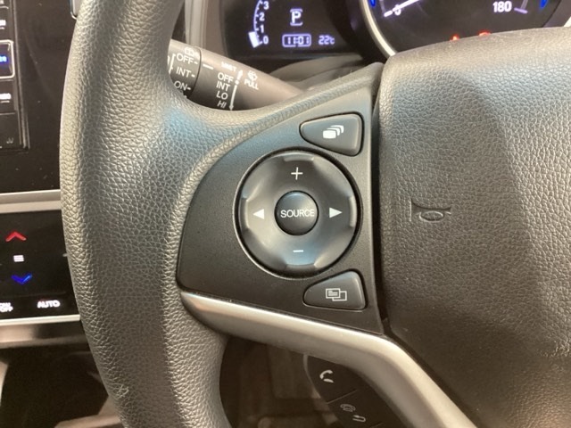 ステアリングにオーディオ操作スイッチが付いています。オーディオ画面に直接タッチしなくても操作が出来ますので、運転に集中できます。