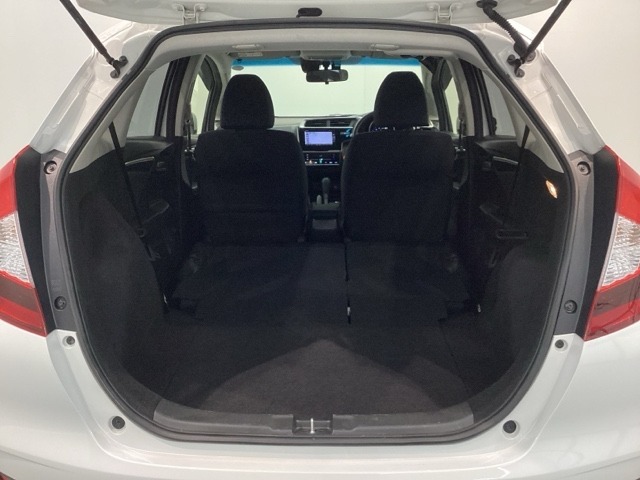 リア席を倒せば広々とした空間の出来上がり！床が低くフラットになり、天井までの高さがありますので積載が便利です。