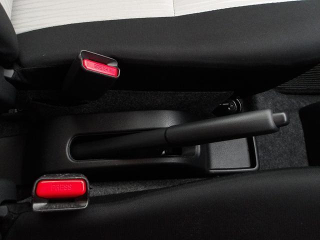 運転席と助手席の間にはパーキングブレーキレバーがあります。