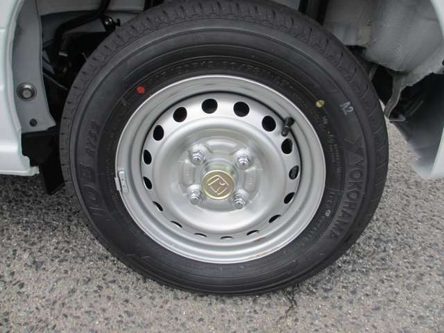 NVAN専用デザインホイールです。タイヤサイズは145/80R12です。4穴です。