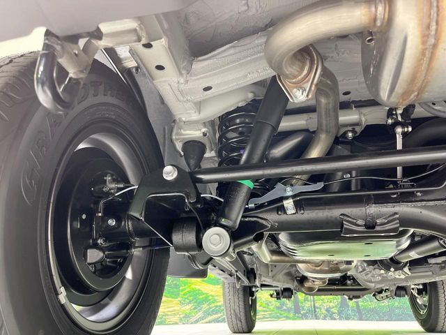 お車を安心してお乗りいただく為には、足回りの定期点検が欠かせません。サービスサポート（有償保証）では無料点検もご提供しており、安心のカーライフをお過ごしいただけるサポート体制が整っています。