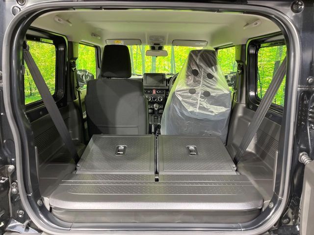 後席を格納すると、これだけの広さが！シーンに合わせたシートアレンジで、大きな荷物も積むことが出来ます♪