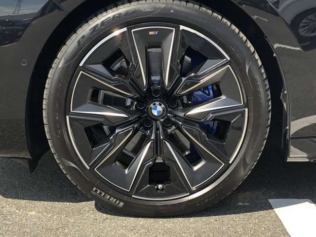BMW純正21インチホイール。洗練されたデザインで、足元の個性を引き立てます。