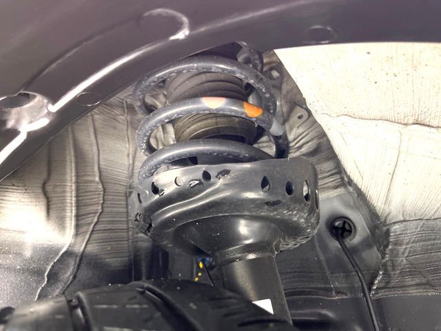 お車を安心してお乗りいただく為には、足回りの定期点検が欠かせません。サービスサポート（有償保証）では無料点検もご提供しており、安心のカーライフをお過ごしいただけるサポート体制が整っています。