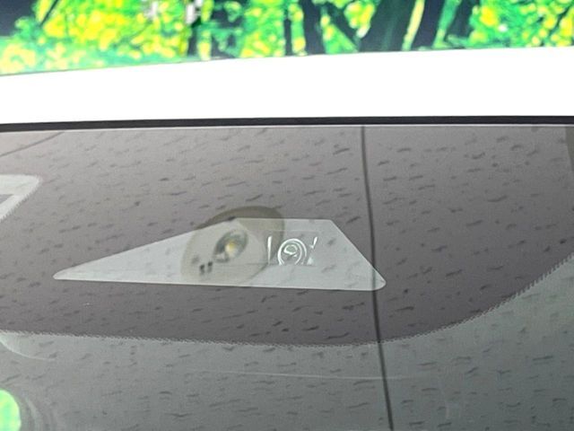 【ホンダセンシング】走行中に前方の車両等を認識し、衝突しそうな時は警報とブレーキで衝突回避と被害軽減をアシスト。より安全にドライブをお楽しみいただけます。