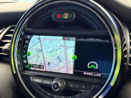 ●純正ナビ:一体感のあるナビは、高級感ある車内を演出してくれます。オーディオ機能も充実しておりますので、運転もより楽しめます♪