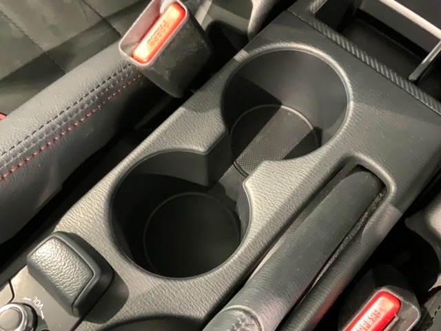 運転席、助手席間には小物入れとカップホルダーがあります。運転席、助手席間にはカップホルダーがあります。