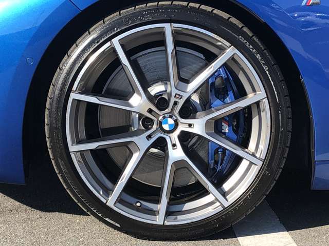 BMW純正20インチホイール。洗練されたデザインで、足元の個性を引き立てます。