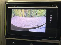 【バックカメラ】駐車時に後方がリアルタイム映像で確認できます。大型商業施設や立体駐車場での駐車時や、夜間のバック時に大活躍！運転スキルに関わらず、今や必須となった装備のひとつです！