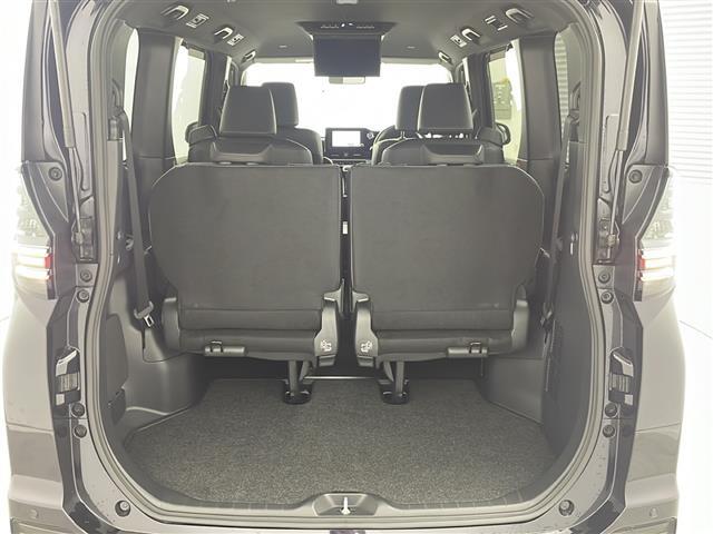 【トランク】積み込みやすくて、たっぷり積める荷室です。シートアレンジできるものは、乗車人数と荷物の量や大きさによってシートを動かすことができるので、より快適なドライブが可能です！