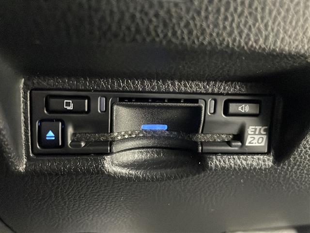 【ETC】有料道路を利用する際に料金所で停止することなく通過できる、ETC車載器（ノンストップ自動料金収受システム機器）が装備されています。セットアップを行うことで利用可能になります。