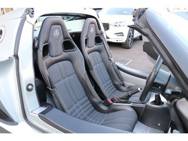 ハーフレザーシートで高級感もアップ！　納車時には高濃度オゾン消臭・除菌施工を行い納車いたします。