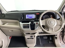 車内は光触媒抗菌消臭施工済です。スタイリッシュなデザインで暖かみのあるインパネ周りを演出します。グローブボックスやカップホルダーのほかにトレーなどたくさんの収納スペースが装備されています。