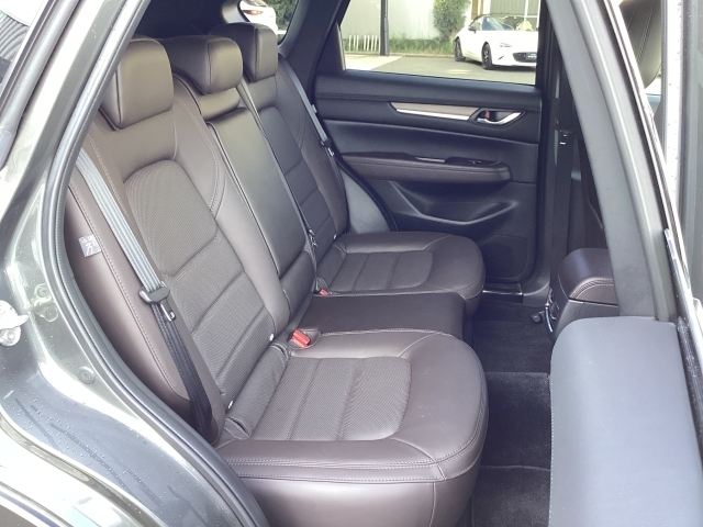 後席もゆったりとくつろげるスペースを確保し、万が一の前面衝突時には後席乗員の下半身がシートから滑り落ちることを抑制する構造になってます。