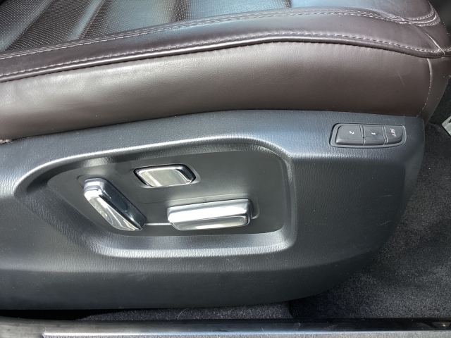 シートメモリー機能を備える10WAYパワーシートを装備！体格や好みに応じたポジションをスムーズに調整できます。