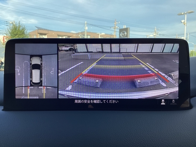 狭い場所での駐車やすれ違いなどでより的確な運転操作に役立つ360°ビューモニターが装備されています。