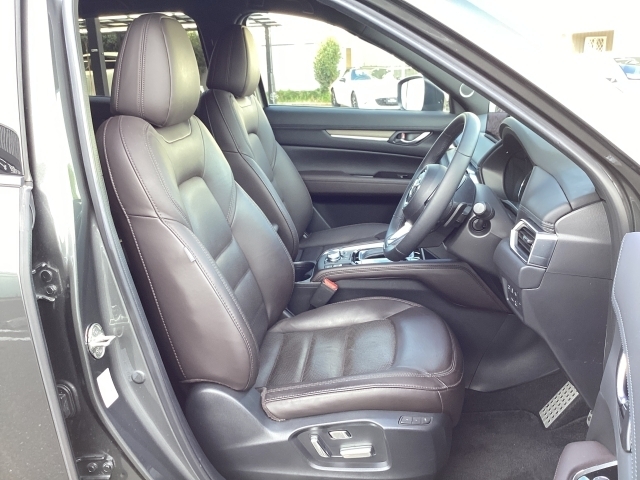 ナッパレザーの質の高いシート！立体感があり、シート中央部とサイド部をくっきりと分断したサポート性の高い形状のシートが「人馬一体」感を強く演出しています。