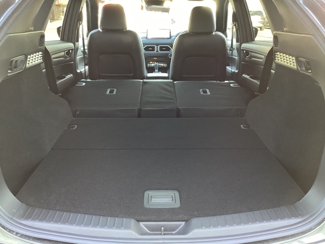 ラゲッジルームの広さはもちろん、4:2:4分割可倒式シートバックにより、様々なシチュエーションに応じた使い方ができます。