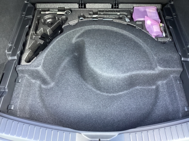 ラゲッジボード下には収納広いスペースつきです！