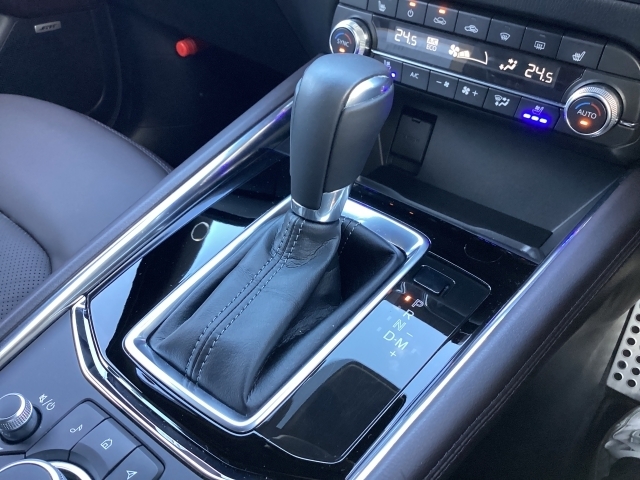 アクセルペダルを踏み込む量や速さに応じて変速パターンを制御し、人馬一体の運転感覚を発揮してくれる6速オートマ！