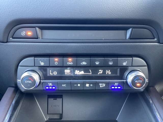 暑い夏の時期にとっても快適なシートベンチレーションを装備！シート内部に取り付けられたファンでシートの表面を換気して、涼しくしてくれます。