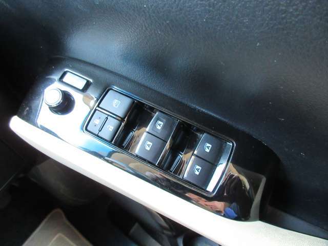 一番手の触れる運転席ドアもこれだけきれいです。パワーウィンドウ動作も確認済みです。