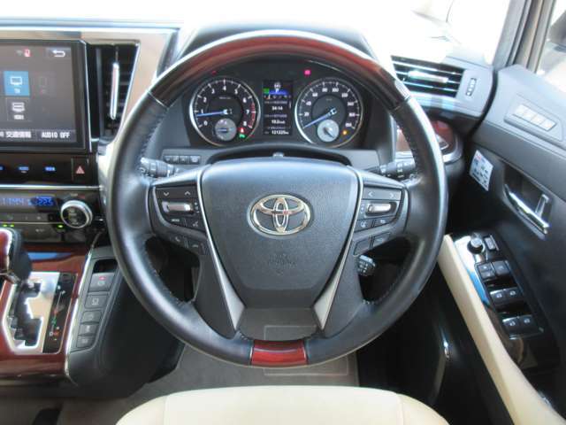 【純正革巻きステアリング】上質な革を使用することで、手にしっかり馴染みとても運転しやすいハンドルです