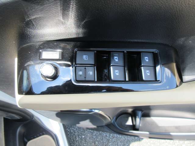 一番手の触れる運転席ドアもこれだけきれいです。パワーウィンドウ動作も確認済みです。