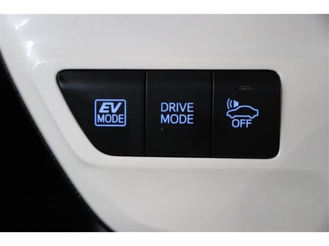EVモードや、気分や走行状況に合わせて切替えられるドライブモードセレクトを装備。車の接近を音で知らせる車両接近通報装置は、早朝や深夜の帰宅など静かに走りたい場合には車にOFFボタンでオフできます。