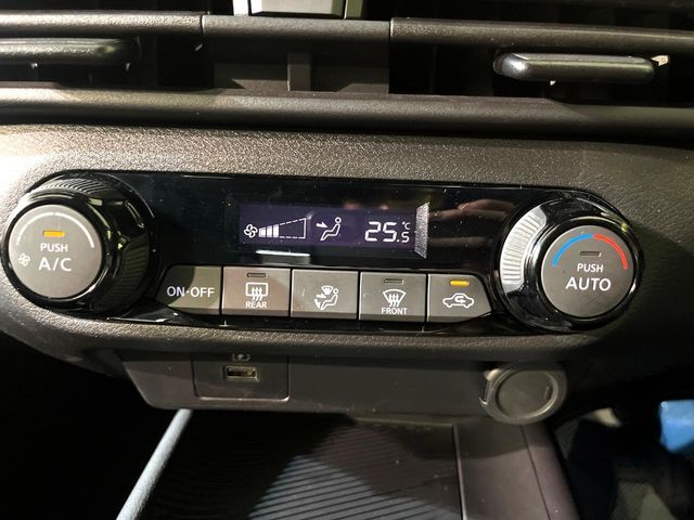 【オートエアコン】一度お好みの温度に設定すれば、車内の温度を検知し風量や温度を自動で調整。暑い…寒い…と何度もスイッチ操作をする必要はありません。快適な車内空間には必須の機能ですね♪